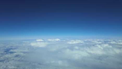 Turbulenter-Hyperspeed-Flug-über-Einem-Bewölkten-Himmel