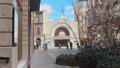 Ein-Blick-Auf-Das-Victoria-Theater-Entlang-Der-Hauptstraße-Södra-Förstadsgatan-In-Malmö,-Schweden