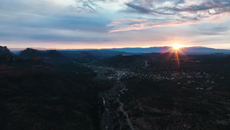 Panorama-Luftaufnahme-Des-Dorfes-Oak-Creek-In-Arizona,-USA
