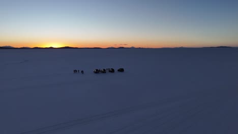 Gente-Y-Autos-Puesta-De-Sol-En-El-Salar-De-Uyuni-Bolivia-América-Del-Sur-Desierto-Salinas-Paisajes-Vista-Aérea-De-Drones-Montañas