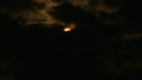 Espectaculares-Nubes-Oscuras-Que-Revelan-Una-Luna-Brillante-Por-La-Noche,-Teleobjetivo