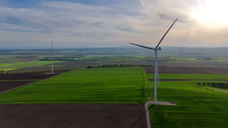 Drohnenansicht-Von-Windkraftanlagen-Aus-Rusty-Iasi-Rumänien-Bei-Sonnenuntergang