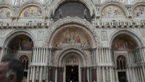 Gente-Abarrotada-Frente-A-La-Fachada-De-Mosaico-De-La-Basílica-De-San-Marcos-En-Venecia,-Italia.