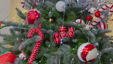 Weihnachtsbaum-Mit-Lichterkette-Und-Dekoration