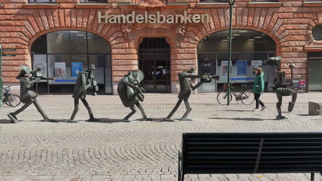 Aufnahme-Des-Malmöer-Musikerbes,-Straßenkunstskulptur-Optimist-Orchestra---Malmö,-Schweden