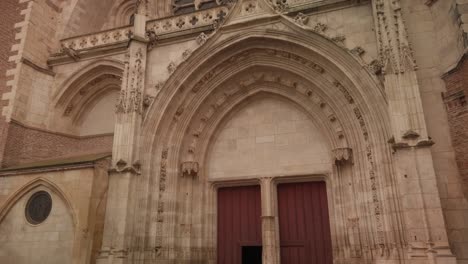 Neigungsaufnahme-Der-Fassade-Der-Kathedrale-Von-Toulouse-Unter-Einem-Grauen-Himmel