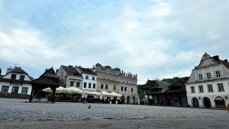 Der-Marktplatz-Der-Stadt-In-Kazimierz-Dolny,-Provinz-Lublin,-Polen