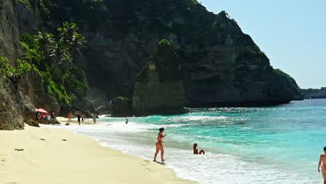 Turistas-Disfrutando-De-La-Playa-De-Arena-Blanca,-Ambiente-Tropical,-Agua-Del-Océano