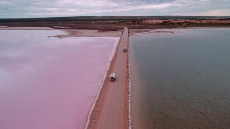 Rosa-Gefärbtes-Wasser-Des-Lake-MacDonnell-Mit-Wohnmobil-Auf-Der-Straße