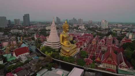 Riesiger-Goldener-Buddha-Im-Wat-Pak-Nam-Tempel,-Bangkok,-Rotierende-Drohnenansicht