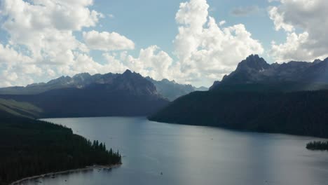 Drohnenaufnahmen-Vom-Redfish-Lake-Und-Den-Sawtooth-Mountains-In-Idaho