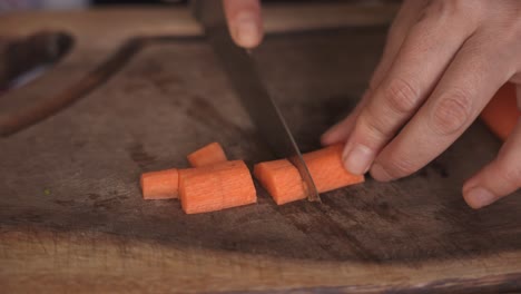 Mujer-Cortando-Verduras,-Preparando-Ingredientes-Alimentarios,-Cocinando