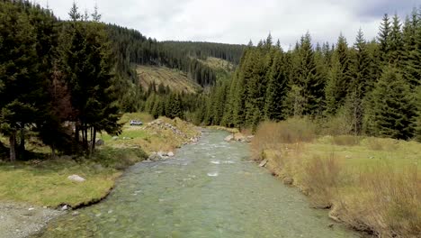 Imágenes-Cinematográficas-De-Drones-Aéreos-De-4.000-Metros-Volando-Sobre-Un-Hermoso-Río-En-Las-Montañas-De-Rumania