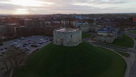 Disparo-De-Un-Dron-Girando-Alrededor-De-La-Torre-De-Clifford,-York,-Reino-Unido,-Al-Amanecer.