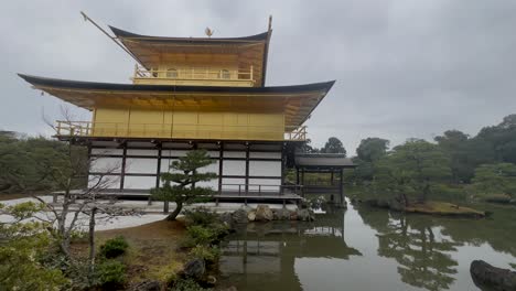 Cielo-Nublado-Sobre-El-Templo-Kinkaku-ji-Con-Pabellón-Dorado-En-Kioto,-Japón