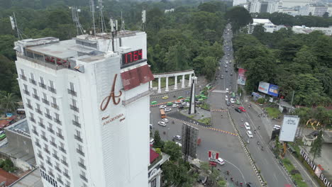 Bogor-Kreuzung-In-Der-Nähe-Des-Kujang-Denkmals,-Drohnenaufstieg