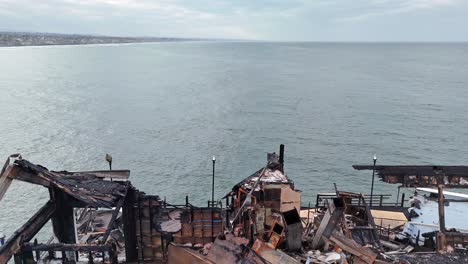 Oceanside-California-Pier-Feuer-Beschädigt-Ehemalige-Rubys-Diner-Restaurant-Drohne-Rückwärts-Zeigen-Süden-Nach-Norden