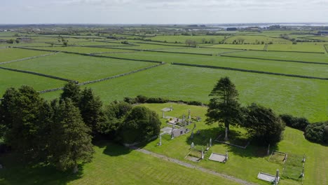 Grasfelder,-Durch-Steinmauern-Getrennt,-Davor-Ein-Friedhof-Der-Cargin-Kirche