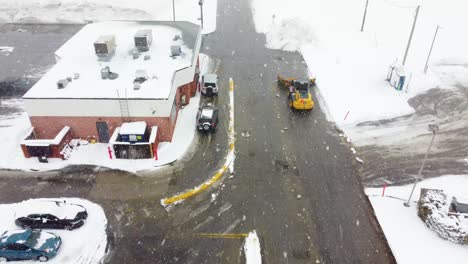 Bulldozer-Räumt-Während-Des-Sturms-Rekordschneefall-Vom-Parkplatz-Weg