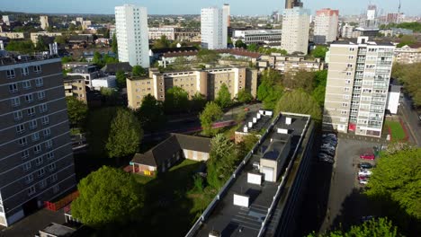 Drohne-Fliegt-Im-Sommer-über-Hochhäuser-Und-Gebäude-In-Einer-Stadt-In-England