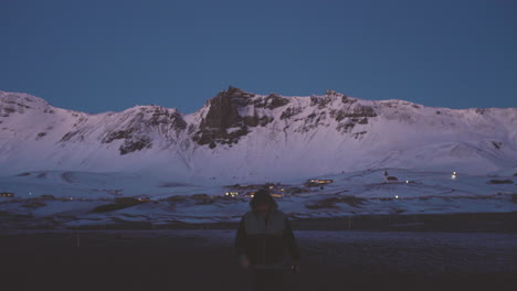 Turista-De-Islandia-Caminando-Con-Un-Fondo-De-Paisaje-Blanco-Nevado-Durante-La-Temporada-De-Invierno
