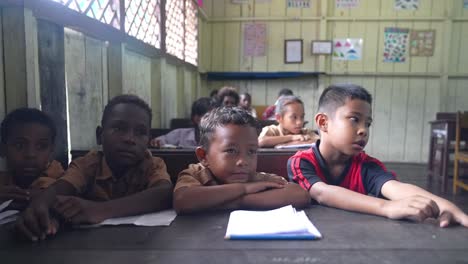 Niños-Indonesios-Nativos-De-Papúa-En-Aulas-De-Madera-Clase-Agats-Asmat