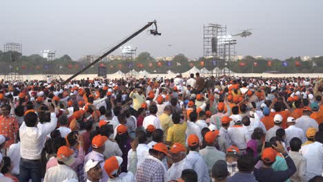 Partidarios-Animando-Al-Primer-Ministro-Indio,-Narendra-Modi,-Entrando-En-Un-Helicóptero-Para-El-Mitin-Político-De-La-Campaña-Electoral-De-Lok-Sabha.