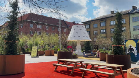 Giant-Lamp-At-Davidshalls-Square-In-Central-Malmö,-Sweden