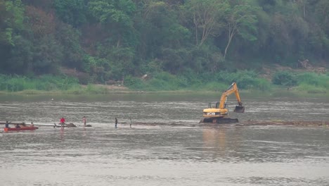 Trabajos-De-Excavación-En-Medio-Del-Río-Mekong,-Laos.