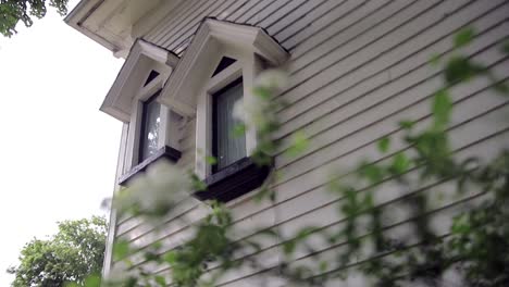 Duel-windows-on-the-corner-of-an-old-federal-style-home