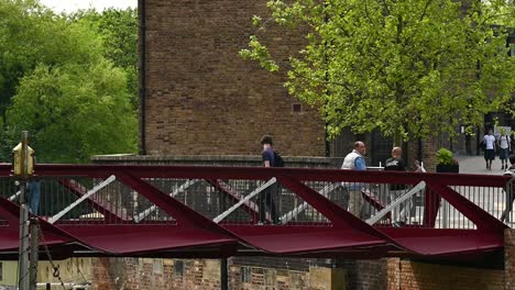 Zu-Fuß-über-Die-Brücke,-Kings-Cross,-London,-Großbritannien