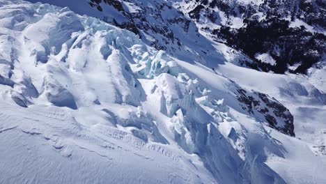 Volando-Sobre-El-Glaciar-Cerca-Del-Pico-Joffre-En-Canadá