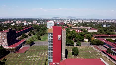 Blick-Auf-Das-Zentralgebäude-Der-UNAM-In-Mexiko-Stadt