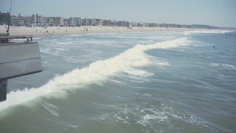 Vista-Panorámica-De-La-Playa-De-Venecia-En-California-Con-Olas-Rompiendo-Durante-Un-Día-Soleado-De-Verano,-Destino-De-Vacaciones-Para-Turistas