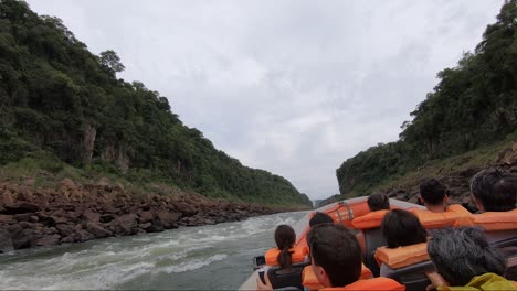 Schnellboot-Voller-Touristen,-Die-Mit-Hoher-Geschwindigkeit-Auf-Einem-Fluss-In-Der-Nähe-Der-Iguazú-Wasserfälle-Segeln