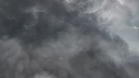 Relámpagos-Durante-Una-Tormenta-En-El-Cielo-Y-Nubes-Cumulonimbus-Oscuras