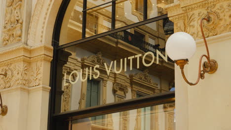 Elegantes-Schaufenster-Der-Luxusmarke-Louis-Vuitton-In-Mailand,-Italien,-Mit-Kunstvoller-Architektur-In-Der-Galleria-Vittorio-Emanuele-II
