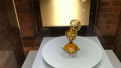 Rotating-Faberge-Millennium-Amber-Egg-in-the-Amber-Museum,-Gdansk