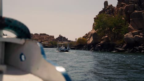 Barco-Que-Navega-Por-La-Presa-De-Asuán-Y-El-Lago-Nasser,-Egipto,-Llevando-Turistas-Para-Visitar-La-Isla-Del-Complejo-Del-Templo-De-Philae.