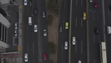 Luftaufnahme-Von-Oben-Nach-Unten-Des-Autoverkehrs-Auf-Der-Avenue-In-Einem-Vorort-Von-Mexiko-Stadt