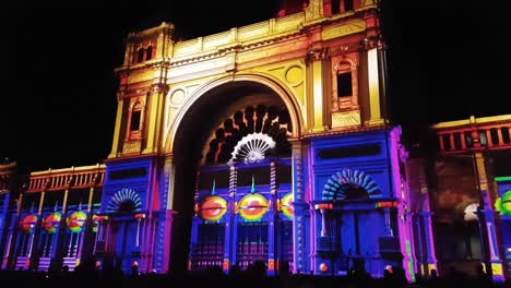 Menschen,-Die-Während-Der-White-Night-Veranstaltung-Animiertes-Projection-Mapping-Auf-Melbournes-Museum-Ansehen