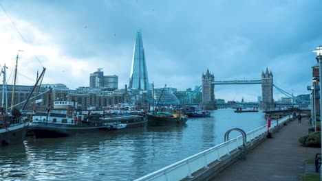 Ein-Abendlicher-Blick-Zurück-In-Die-Londoner-Innenstadt-Von-Wapping