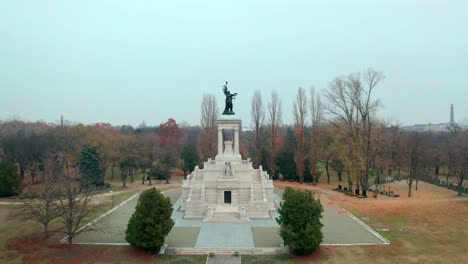 Budapest,-Hungría,-Sobrevolando-El-Cementerio-De-Kerepesi-En-Drone-En-Otoño,-Hojas-Doradas-Y-Marrones,-Clima-Brumoso-Y-Brumoso