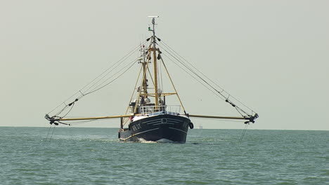 Barco-Pesquero-Arrastrando-Redes-En-El-Mar-En-Un-Día-Tranquilo-En-Un-Primer-Plano