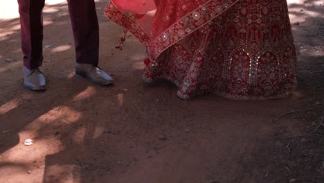 Vestido-De-Novia-De-Lujo-De-Una-Novia-Hindú-Bailando-Al-Aire-Libre