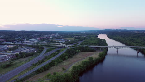 Vista-Al-Atardecer-Del-Río-Hudson-Mirando-Hacia-El-Norte-De-Oeste-A-Este