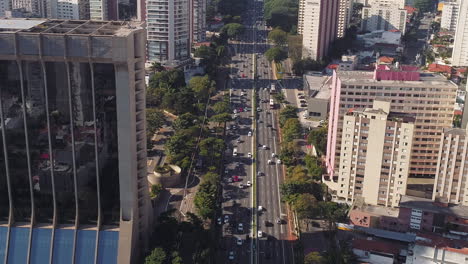 Vista-Aérea-De-La-Avenida-Más-Grande-De-Sao-Paulo-En-Un-Día-Soleado,-Avenida-Veintitrés-De-Mayo,-Sao-Paulo,-Brasil