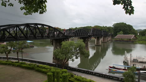 Brücke-über-Den-Fluss-Kwai-An-Einem-Bewölkten-Tag