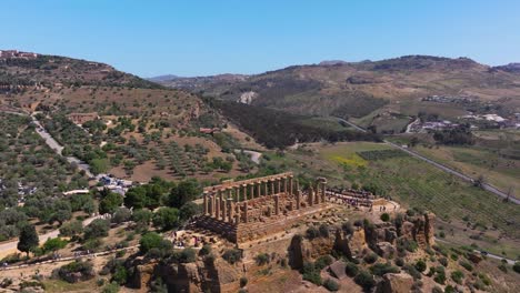 Antiguo-Templo-Griego-De-Hera---Disparo-Con-Drones-Delanteros-En-Sicilia