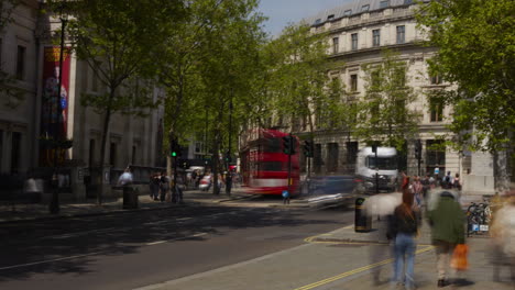 Timelapse-of-traffic-and-pedestians-outside-the-National-Portrait-Gallery,-Charing-Cross-Road,-London-on-a-hot,-sunny-day